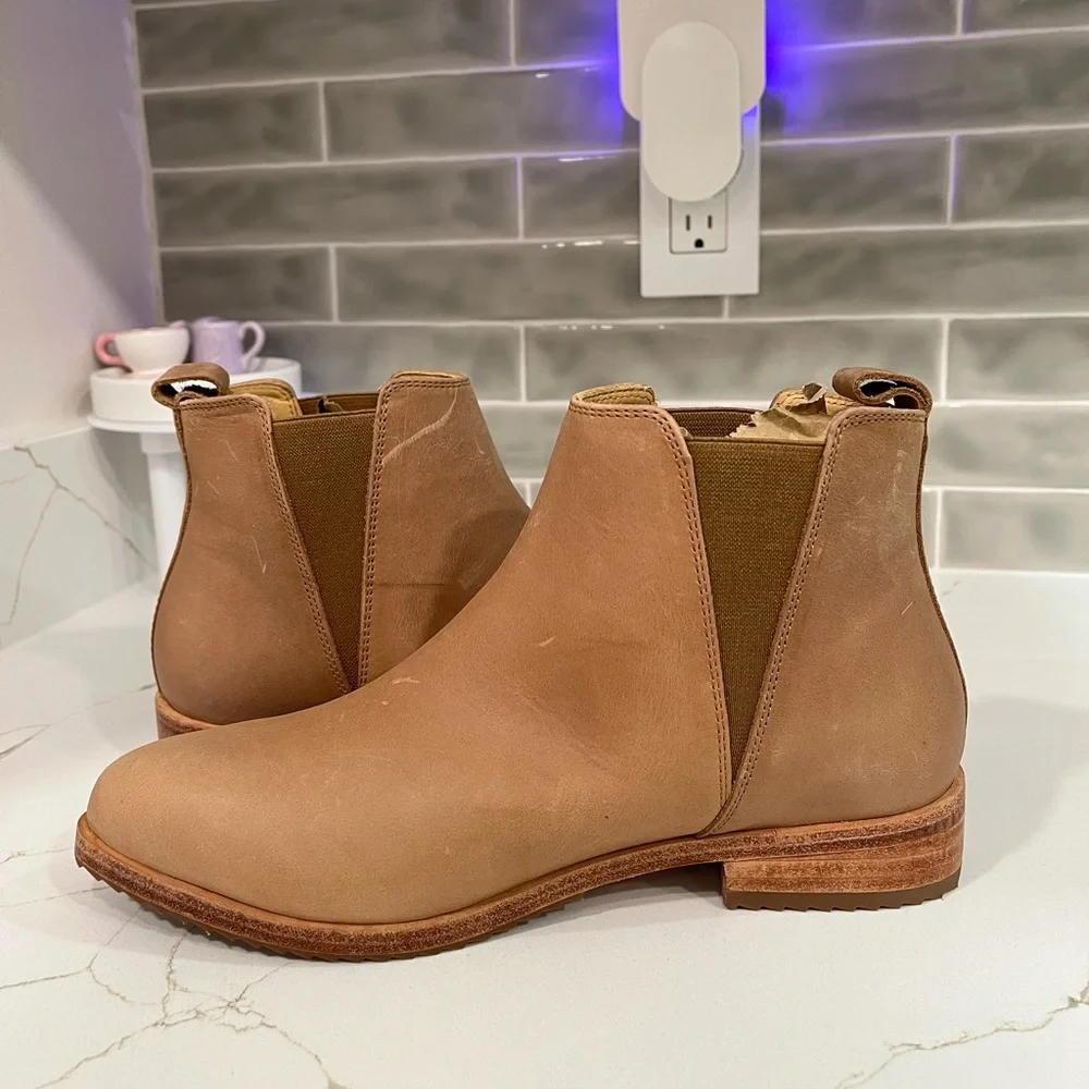 Nisolo Eva Everyday Chelsea Boot. Women’s size 8. Color Beige - Picture 4 of 9
